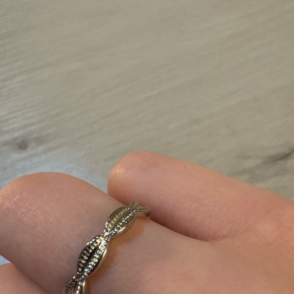 18k white gold plated Twisted Band Ring Ajustable - Picture 3 of 6